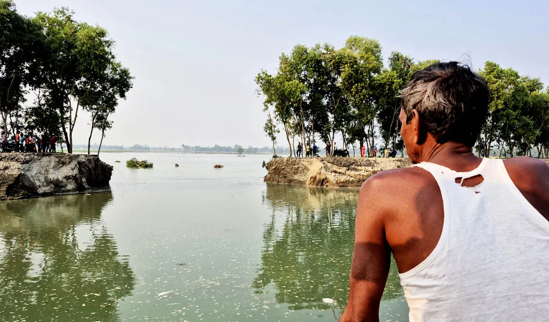 তিস্তার বাঁধ ভেঙে শতাধিক একর ফসলি জমি প্লাবিত